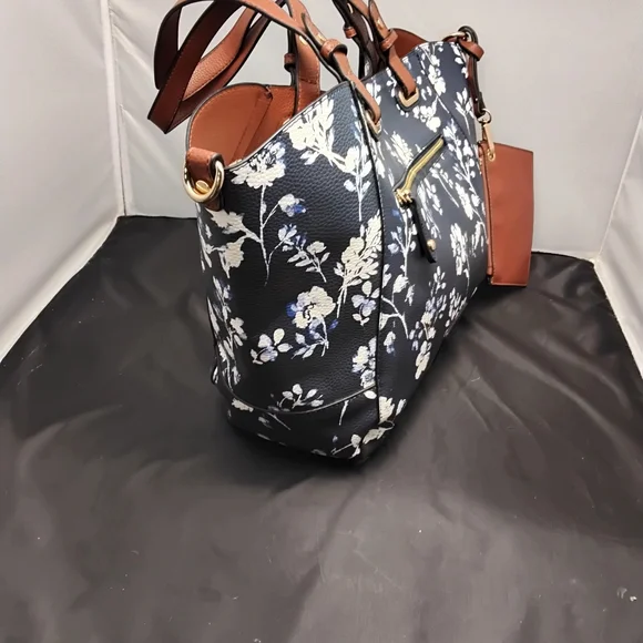 Bass- Navy blue& white floral bag - Picture 2 of 4